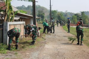 Bersama Masyarakat Prajurit Yonpomad Puspomad Gelar Karya Bakti