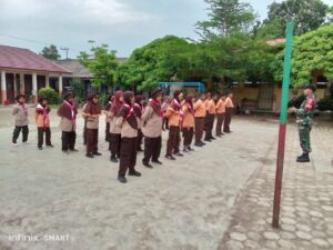 Babinsa Koramil 1002-08/Lau Bina Pramuka di SDN 2 Kasarangan