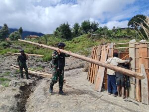 Satgas 330 Datangi Jupiter, Gotong Royong Bantu Bangun Honai