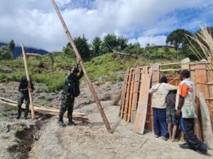 Satgas 330 Datangi Jupiter, Gotong Royong Bantu Bangun Honai