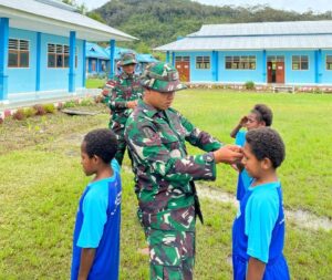 Latih Disiplin Sejak Dini, Satgas Yonif 200/BN Ajarkan PBB Di SDN Kelila