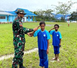 Latih Disiplin Sejak Dini, Satgas Yonif 200/BN Ajarkan PBB Di SDN Kelila