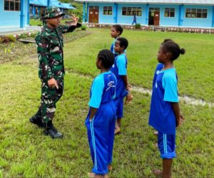 Latih Disiplin Sejak Dini, Satgas Yonif 200/BN Ajarkan PBB Di SDN Kelila