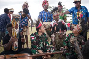 Junjung Tinggi Budaya Satgas Yonif 122/TS Ikut Serta Festival Seni Budaya dan Persembahan Hasil Bumi