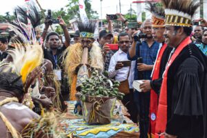 Junjung Tinggi Budaya Satgas Yonif 122/TS Ikut Serta Festival Seni Budaya dan Persembahan Hasil Bumi