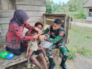 Peduli Kesehatan Anak-anak Perbatasan Satgas Yonif 122/TS Berikan Makanan Bergizi Untuk Anak Stanting Di Kampung Mosso Papua