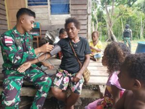 Peduli Kesehatan Anak-anak Perbatasan Satgas Yonif 122/TS Berikan Makanan Bergizi Untuk Anak Stanting Di Kampung Mosso Papua