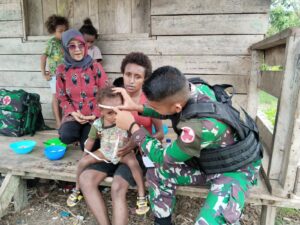 Peduli Kesehatan Anak-anak Perbatasan Satgas Yonif 122/TS Berikan Makanan Bergizi Untuk Anak Stanting Di Kampung Mosso Papua