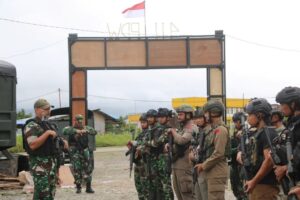 Kunjungi Pasukannya di Pedalaman Papua, Letkol Subandi Bikin Mama Papua Tersenyum Bahagia