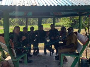 Kunjungi Pasukannya di Pedalaman Papua, Letkol Subandi Bikin Mama Papua Tersenyum Bahagia