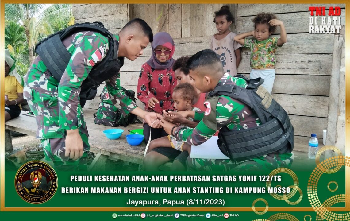 Peduli Kesehatan Anak-anak Perbatasan Satgas Yonif 122/TS Berikan Makanan Bergizi Untuk Anak Stanting Di Kampung Mosso Papua