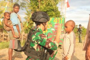 Baju Baru Dari Pak Tentara Untuk Anak-anak Mumugu Pedalaman Papua