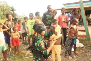 Baju Baru Dari Pak Tentara Untuk Anak-anak Mumugu Pedalaman Papua