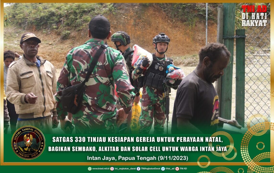 Satgas 330 Tinjau Kesiapan Gereja Untuk Perayaan Natal, Bagikan Sembako, Alkitab dan Solar Cell Untuk Warga Intan Jaya