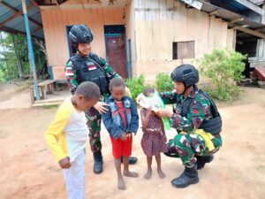 Minggu Berkah Satgas Yonif 111/KB Membagikan Pakaian Untuk Anak Anak Pedalaman Papua Selatan