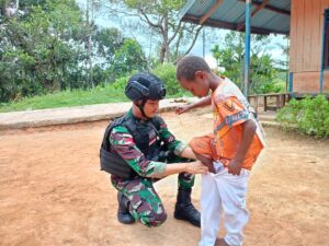 Minggu Berkah Satgas Yonif 111/KB Membagikan Pakaian Untuk Anak Anak Pedalaman Papua Selatan