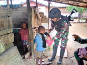 Minggu Berkah Satgas Yonif 111/KB Membagikan Pakaian Untuk Anak Anak Pedalaman Papua Selatan