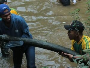 Satgas Yonarmed 10 Kostrad Karya Bakti Susur Sungai