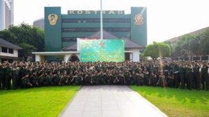 Pangkostrad Berikan Penghargaan Kepada Prajurit dan Persit Berprestasi