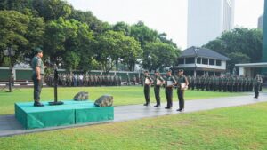 Pangkostrad Berikan Penghargaan Kepada Prajurit dan Persit Berprestasi