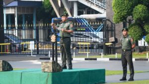 Pangkostrad Berikan Penghargaan Kepada Prajurit dan Persit Berprestasi