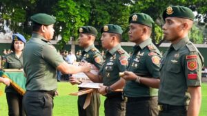 Pangkostrad Berikan Penghargaan Kepada Prajurit dan Persit Berprestasi