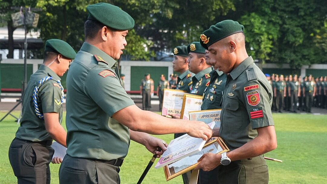 Pangkostrad Berikan Penghargaan Kepada Prajurit dan Persit Berprestasi