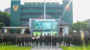 Pangkostrad Berikan Penghargaan Kepada Prajurit dan Persit Berprestasi