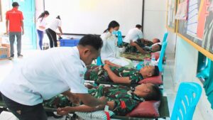 Satgas Yonif 742/SWY Gelar Bakti Sosial Donor Darah, Pengobatan dan Sunat Gratis Secara Massal Kepada Masyarakat Perbatasan RI – RDTL