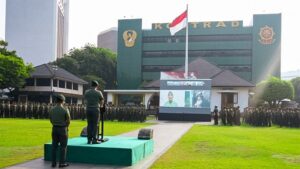 Pangkostrad Berikan Penghargaan Kepada Prajurit dan Persit Berprestasi