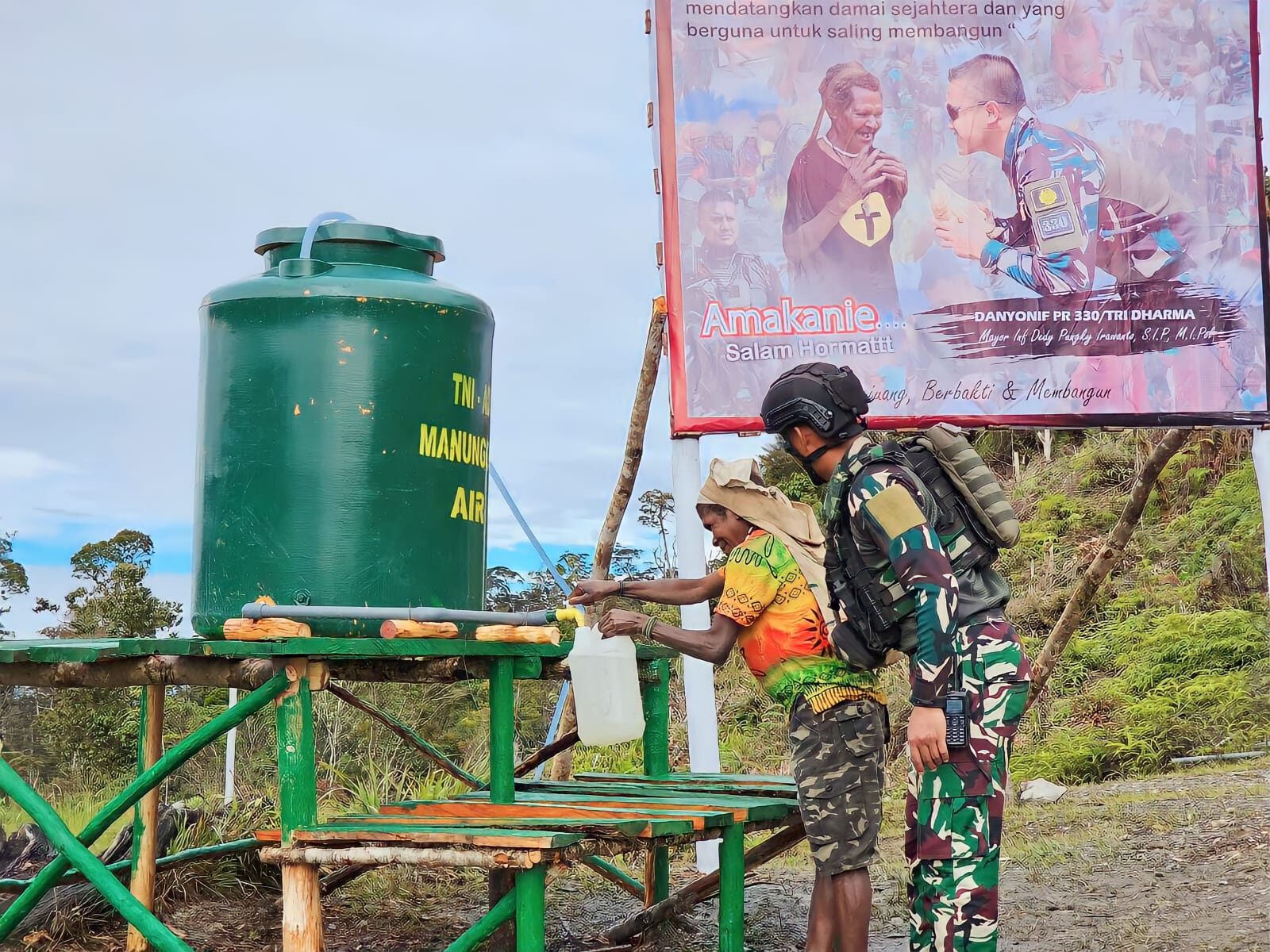 Satgas 330 Bantu Warga "Negeri di Atas Awan" Dapatkan Air Bersih