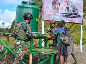 Satgas 330 Bantu Warga "Negeri di Atas Awan" Dapatkan Air Bersih