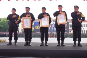 Penyematan Roda Kompas Tandai Pengangkatan Kasad Jadi Warga Kehormatan Utama Korps Brimob