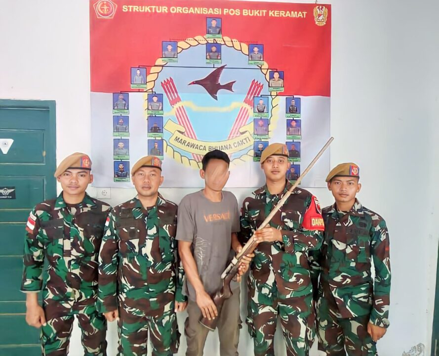 Satgas Yonarhanud 8/MBC Terima Tiga Pucuk Senjata Api Rakitan Dari Warga