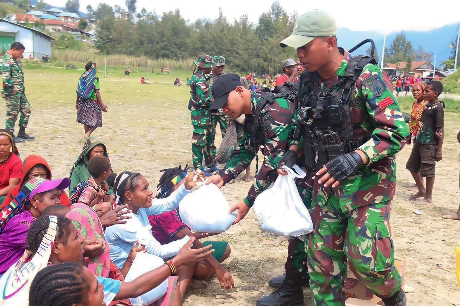 Jumat Berkah Satgas Yonif 330 Kostrad, Bagikan Sembako dan Terpal Untuk Warga Kampung Bazemba