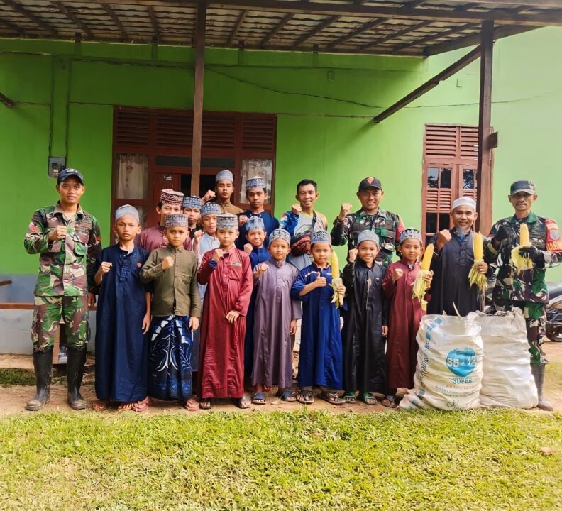 Satgas Pamtas Yonarmed 16/TK Panen Jagung Bersama Masyarakat di Lahan Yang Dikelola Satgas