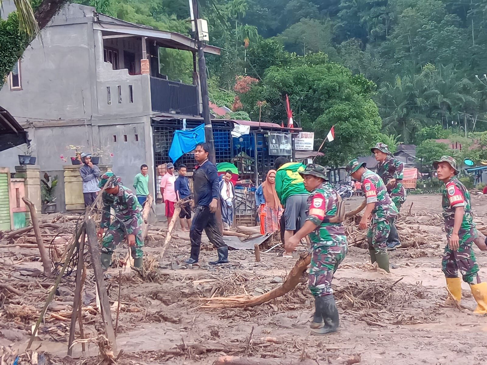 Babinsa Kodim 0108/Agara Bantu Masyarakat Terdampak Banjir Bandang