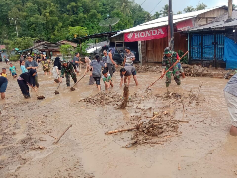 Babinsa Kodim 0108/Agara Bantu Masyarakat Terdampak Banjir Bandang