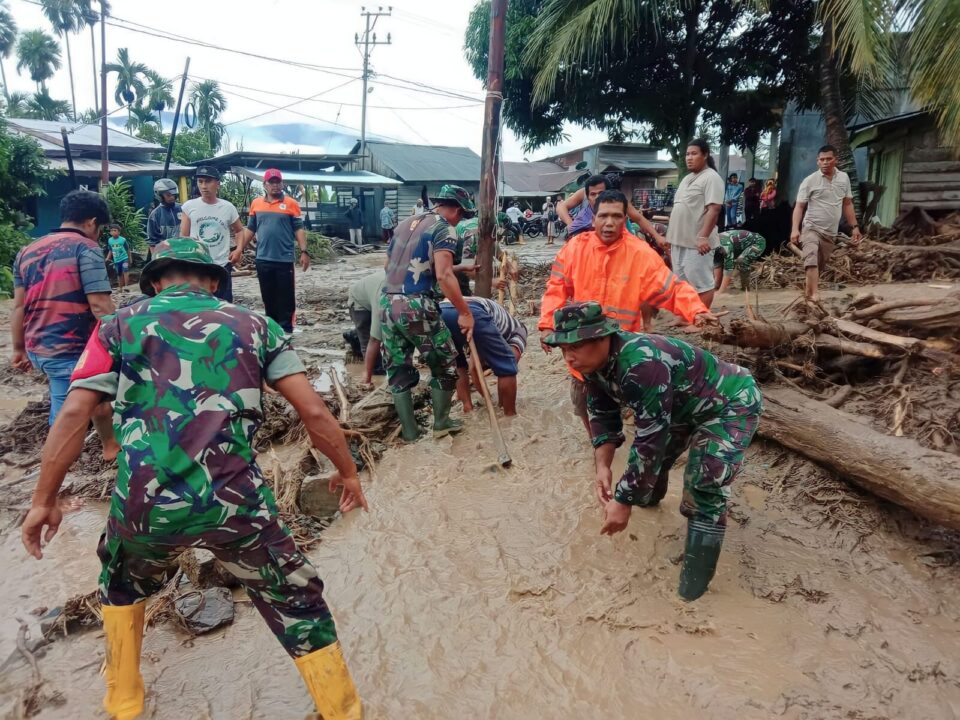 Babinsa Kodim 0108/Agara Bantu Masyarakat Terdampak Banjir Bandang