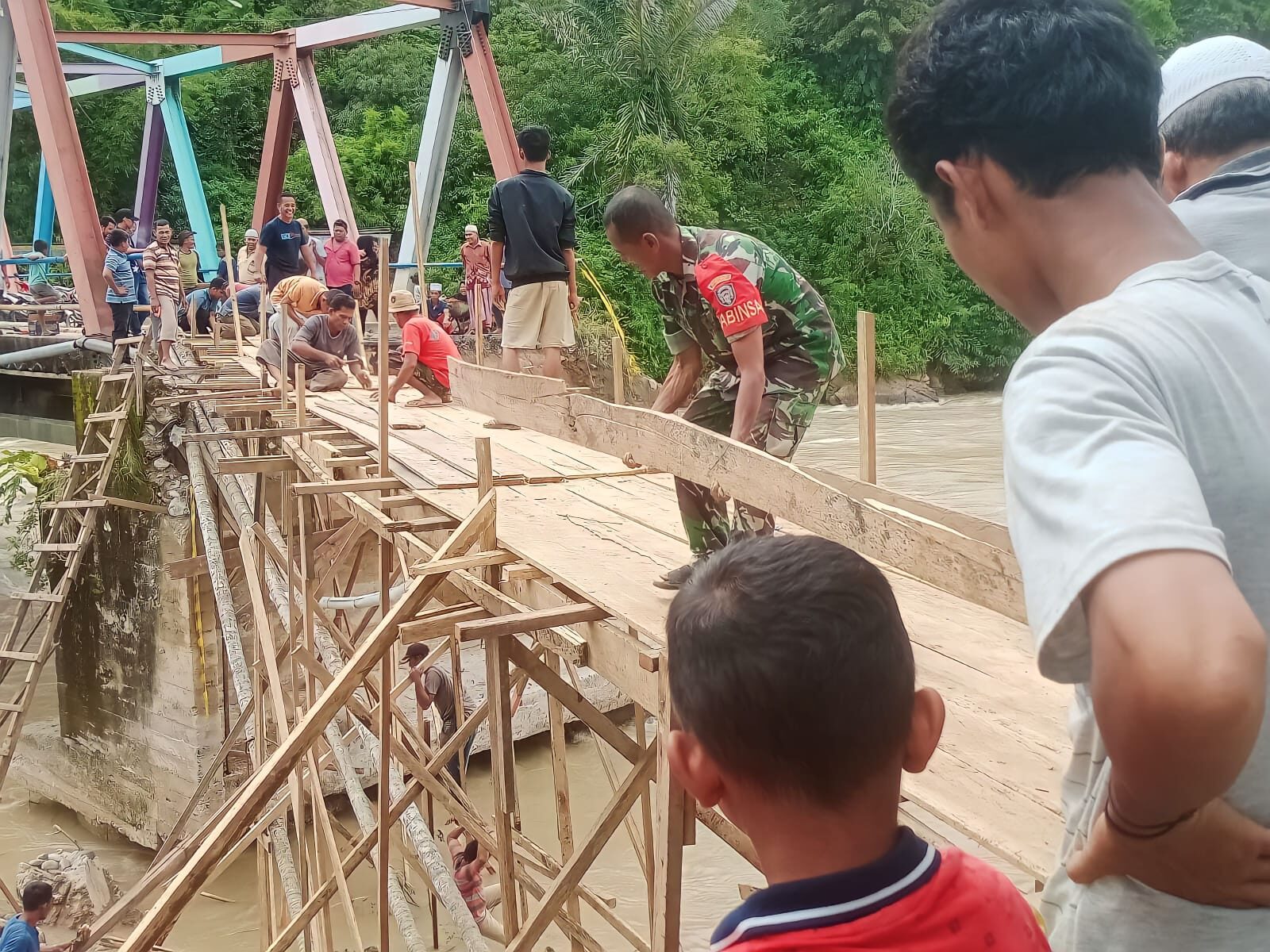 Babinsa Bersama Warga Bangun Jembatan Darurat Pasca Banjir