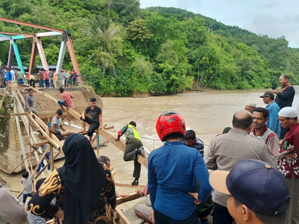 Babinsa Bersama Warga Bangun Jembatan Darurat Pasca Banjir