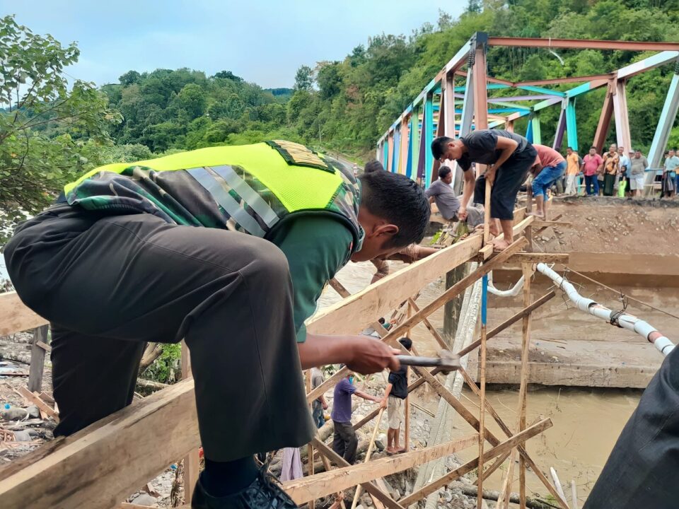 Babinsa Bersama Warga Bangun Jembatan Darurat Pasca Banjir