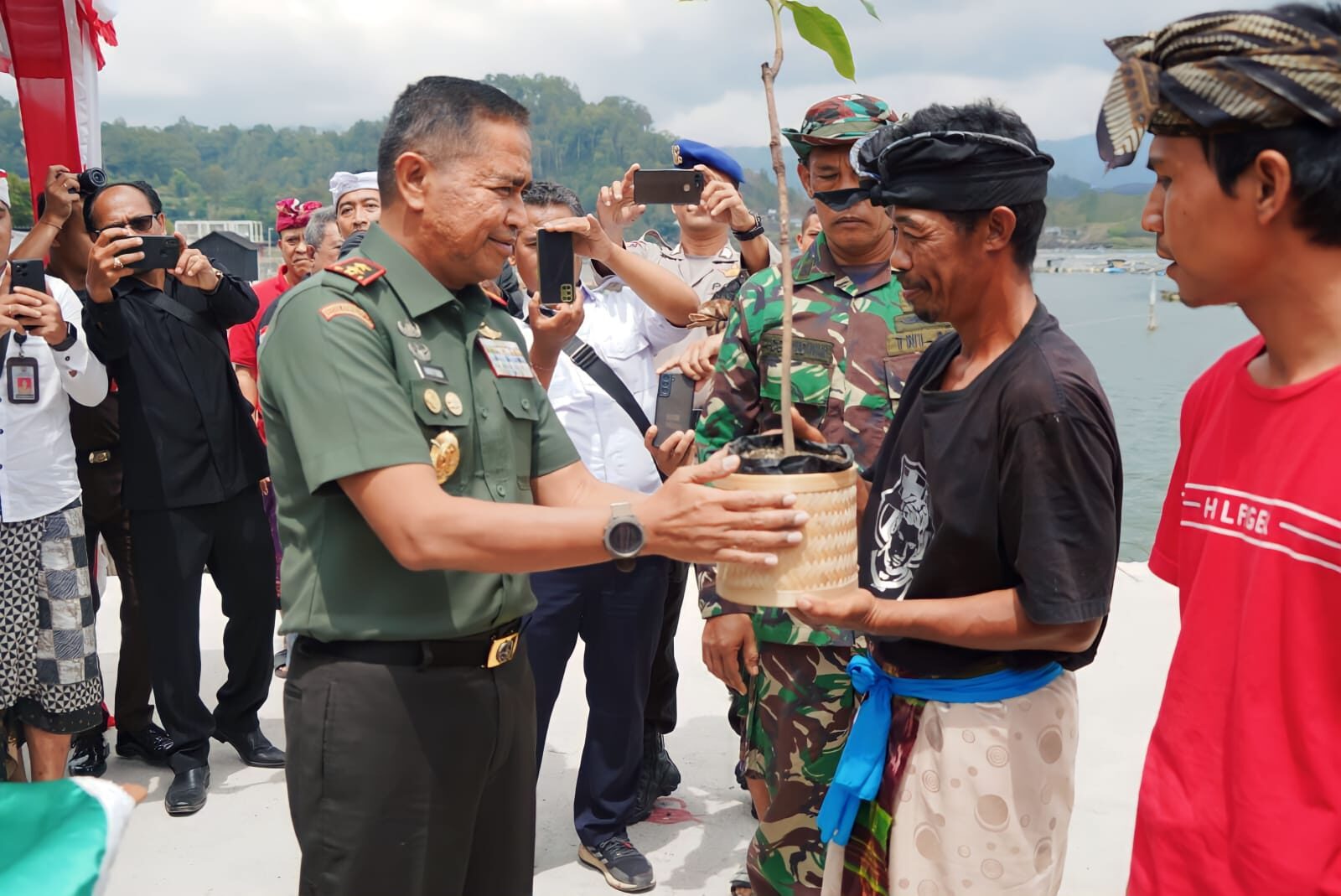 Peduli Lingkungan, Pangdam IX/Udayana Ajak Warga Lestarikan Danau Batur