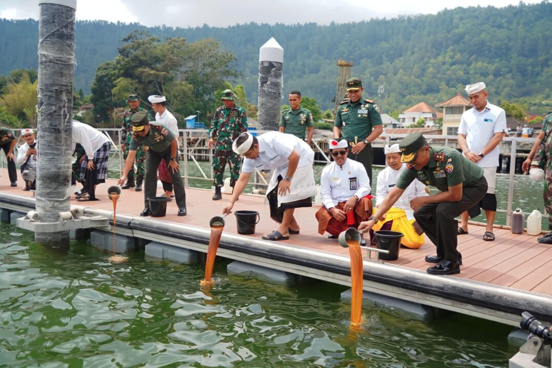 Peduli Lingkungan, Pangdam IX/Udayana Ajak Warga Lestarikan Danau Batur