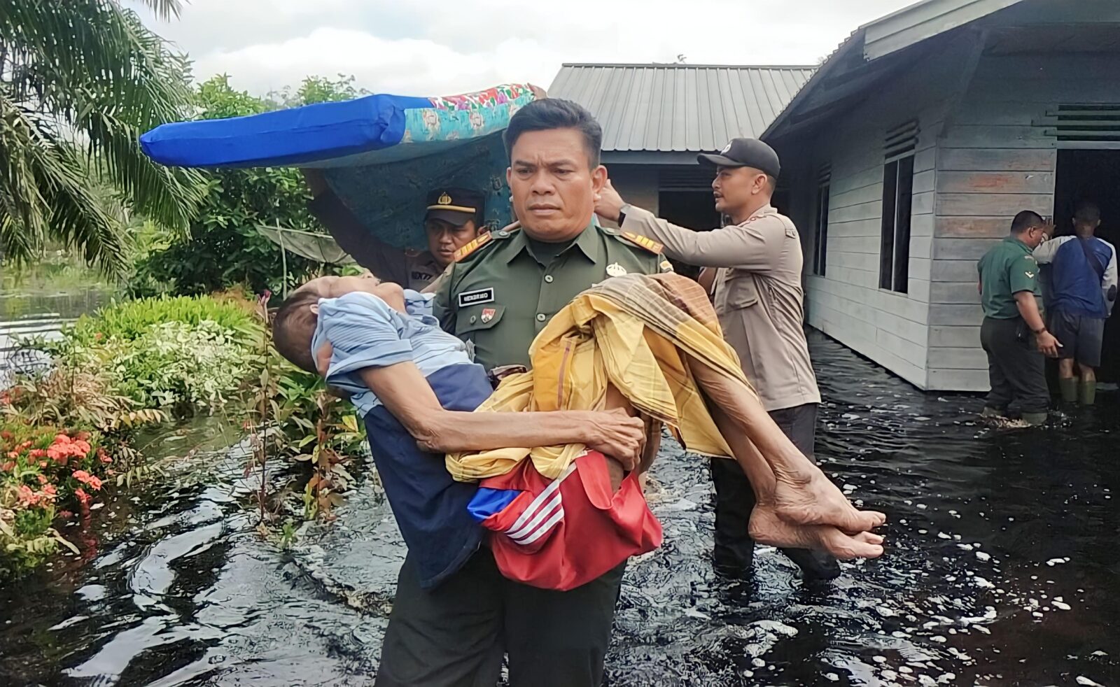 Aksi Sigap Danramil Bengkalis, Gendong Lansia Rumahnya Terendam Banjir