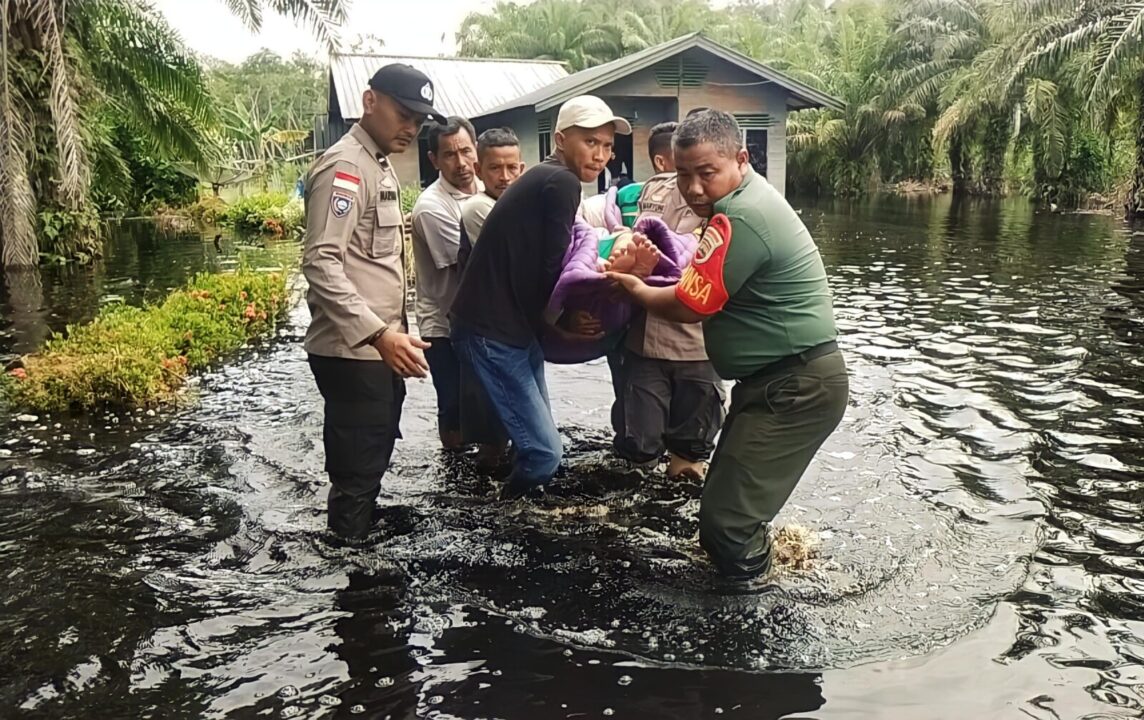 Aksi Sigap Danramil Bengkalis, Gendong Lansia Rumahnya Terendam Banjir