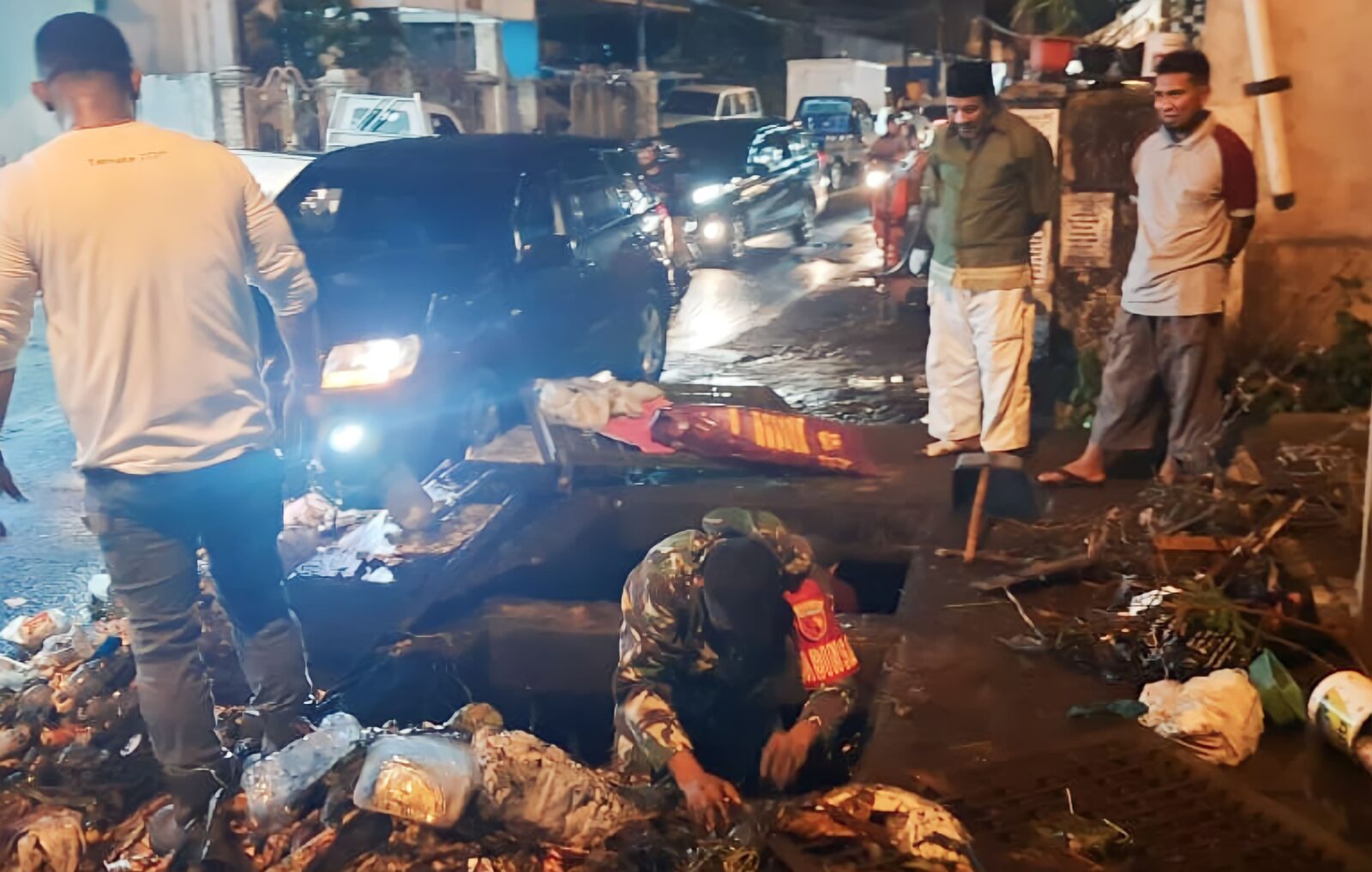 Babinsa Kodim 1501/Ternate Berperan Aktif Bersihkan Drainase dan Cegah Banjir