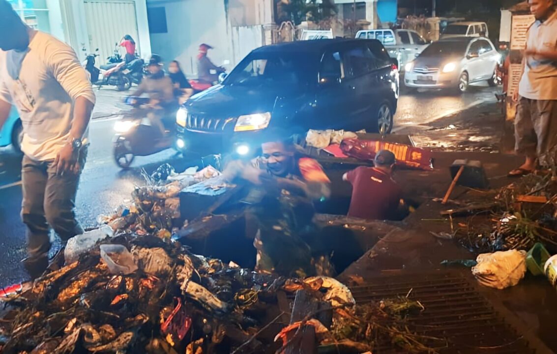 Babinsa Kodim 1501/Ternate Berperan Aktif Bersihkan Drainase dan Cegah Banjir