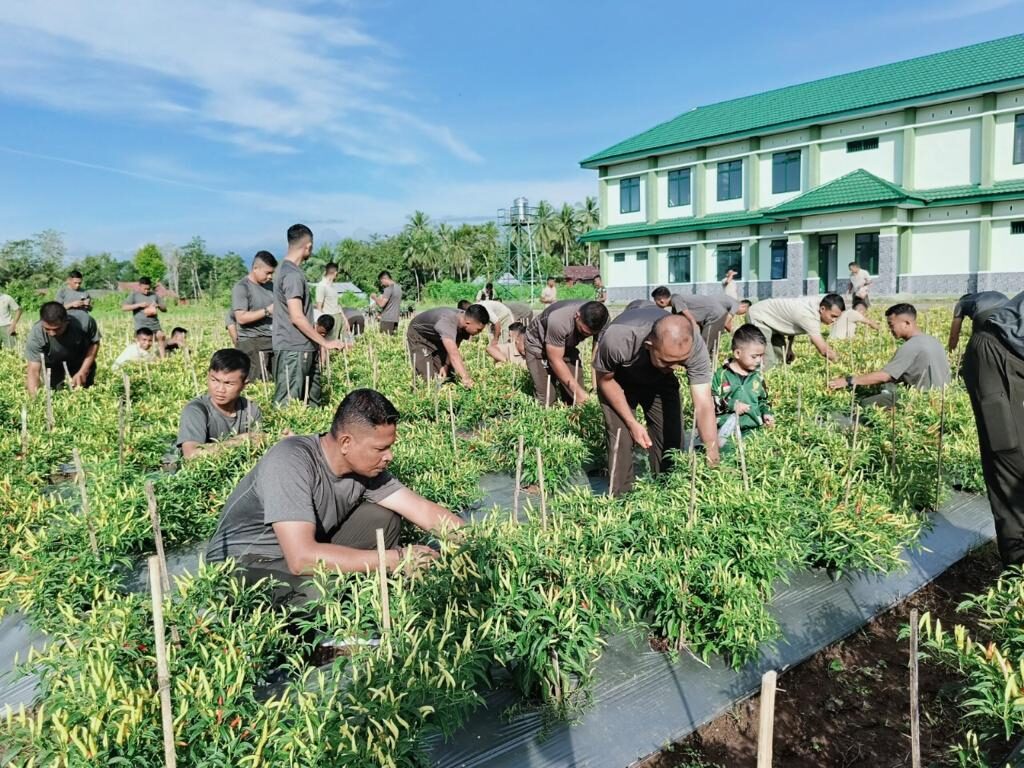 Jaga Ketahanan Wilayah, Kodam XIV/Hsn Bekerja Sama dengan Dinas Pertanian Bone Dirikan Kampung Hortikultura di Yonarmed 21/Kawali