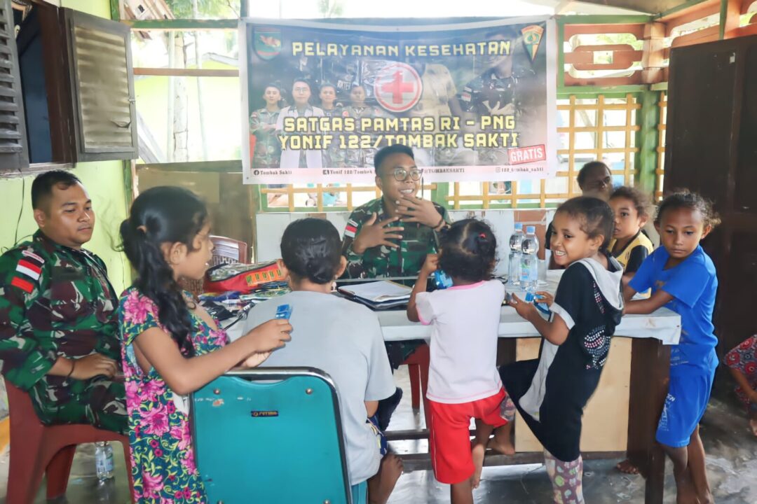 Jemput Bola, Satgas Yonif 122/TS Utamakan Kesehatan Masyarakat Pedalaman Papua Dengan Pengobatan Keliling